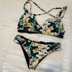 O'Neill Floral Bikini - Black and Cream hibiscus